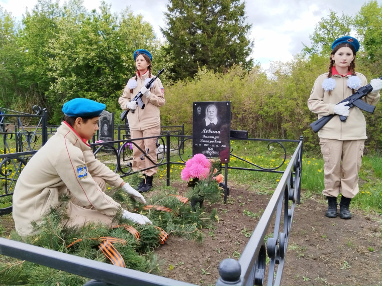 Возложение гирлянд на могилы участников Великой Отечественной войны.
